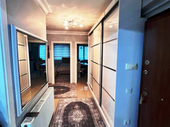 Güngören Tramvaya Yakın 1,Kat Asansörlü 3+1E.Banyolu 130 m2 İskanlı