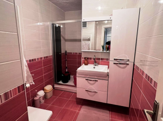 Güngören Tramvaya Yakın 1,Kat Asansörlü 3+1E.Banyolu 130 m2 İskanlı