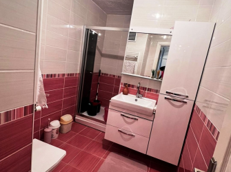 Güngören Tramvaya Yakın 1,Kat Asansörlü 3+1E.Banyolu 130 m2 İskanlı