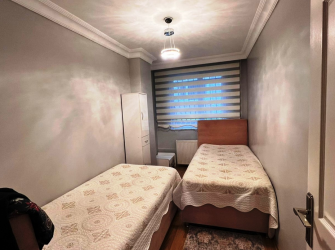 Güngören Tramvaya Yakın 1,Kat Asansörlü 3+1E.Banyolu 130 m2 İskanlı
