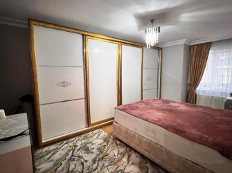 Güngören Tramvaya Yakın 1,Kat Asansörlü 3+1E.Banyolu 130 m2 İskanlı