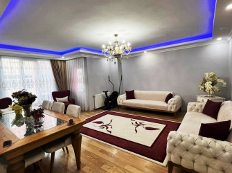 Güngören Tramvaya Yakın 1,Kat Asansörlü 3+1E.Banyolu 130 m2 İskanlı
