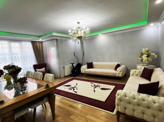Güngören Tramvaya Yakın 1,Kat Asansörlü 3+1E.Banyolu 130 m2 İskanlı