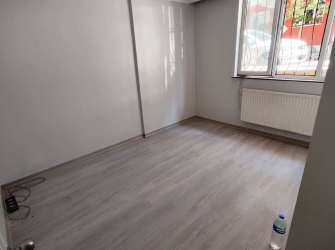 Güngören'de 18 Yıllık Bina Asansörlü 2+1 Geniş Bahçeli 90 m2 Bahçe Katı