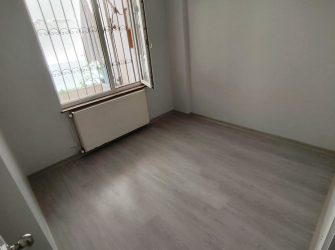Güngören'de 18 Yıllık Bina Asansörlü 2+1 Geniş Bahçeli 90 m2 Bahçe Katı