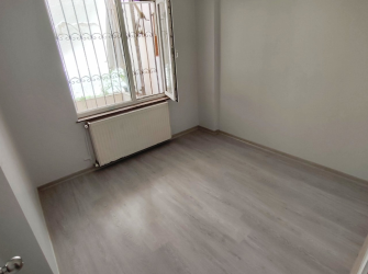 Güngören'de 18 Yıllık Bina Asansörlü 2+1 Geniş Bahçeli 90 m2 Bahçe Katı