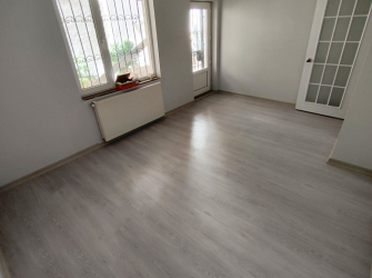 Güngören'de 18 Yıllık Bina Asansörlü 2+1 Geniş Bahçeli 90 m2 Bahçe Katı