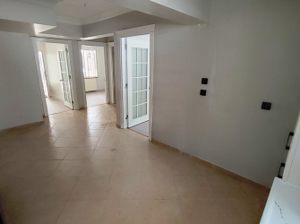 Güngören'de 18 Yıllık Bina Asansörlü 2+1 Geniş Bahçeli 90 m2 Bahçe Katı