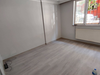 Güngören'de 18 Yıllık Bina Asansörlü 2+1 Geniş Bahçeli 90 m2 Bahçe Katı