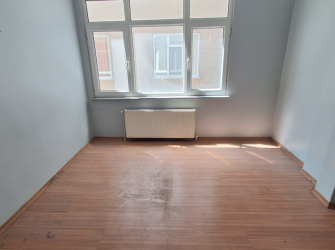 Bahçelievler Camlıkahve'de 2,Kat Balkonlu 3+1 Köşe 120 m2 Daire