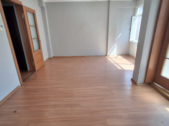 Bahçelievler Camlıkahve'de 2,Kat Balkonlu 3+1 Köşe 120 m2 Daire
