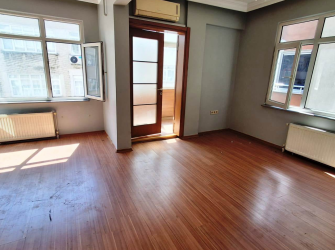 Bahçelievler Camlıkahve'de 2,Kat Balkonlu 3+1 Köşe 120 m2 Daire