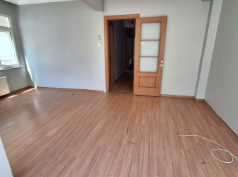 Bahçelievler Camlıkahve'de 2,Kat Balkonlu 3+1 Köşe 120 m2 Daire