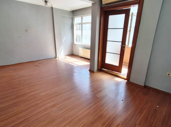 Bahçelievler Camlıkahve'de 2,Kat Balkonlu 3+1 Köşe 120 m2 Daire