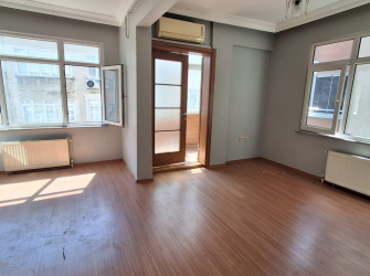 Bahçelievler Camlıkahve'de 2,Kat Balkonlu 3+1 Köşe 120 m2 Daire