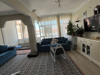 Güngören İnönü Cd'sinde 3,Kat Tramvaya Yakın 2+1 Balkonlu 90 m2 
