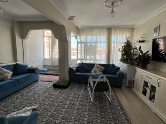 Güngören İnönü Cd'sinde 3,Kat Tramvaya Yakın 2+1 Balkonlu 90 m2 