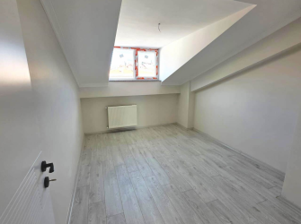 Güngören Merkez'de 180 m2 Alt Kat 2+1 Üst Kat 2+1 Asansörlü  Dubleks