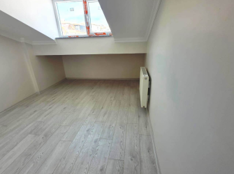 Güngören Merkez'de 180 m2 Alt Kat 2+1 Üst Kat 2+1 Asansörlü  Dubleks