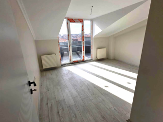 Güngören Merkez'de 180 m2 Alt Kat 2+1 Üst Kat 2+1 Asansörlü  Dubleks