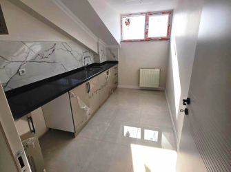 Güngören Merkez'de 180 m2 Alt Kat 2+1 Üst Kat 2+1 Asansörlü  Dubleks