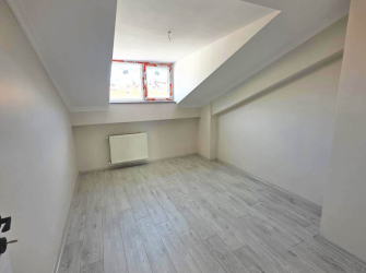 Güngören Merkez'de 180 m2 Alt Kat 2+1 Üst Kat 2+1 Asansörlü  Dubleks