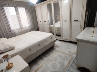 Güngören'de 1,Yıllık Tramvaya Yakın 100 m2 Asansörlü 2,Kat Balkonlu