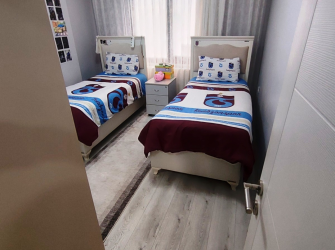Güngören'de 1,Yıllık Tramvaya Yakın 100 m2 Asansörlü 2,Kat Balkonlu