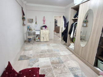 Güngören Merkez'de 1,Kat Geniş 3+1 Kredili Ön Cephe 140 m2 Balkonlu