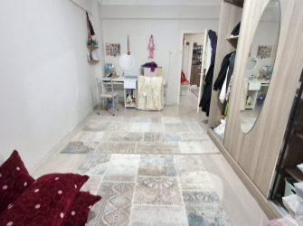 Güngören Merkez'de 1,Kat Geniş 3+1 Kredili Ön Cephe 140 m2 Balkonlu