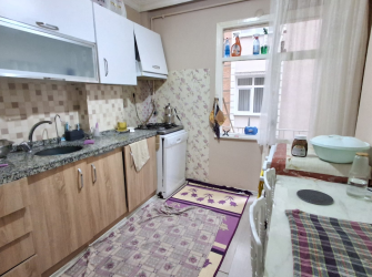 Güngören Merkez'de 1,Kat Geniş 3+1 Kredili Ön Cephe 140 m2 Balkonlu