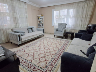 Güngören Merkez'de 1,Kat Geniş 3+1 Kredili Ön Cephe 140 m2 Balkonlu