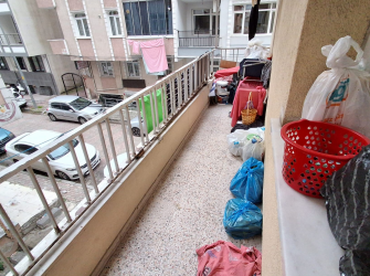 Güngören Merkez'de 1,Kat Geniş 3+1 Kredili Ön Cephe 140 m2 Balkonlu