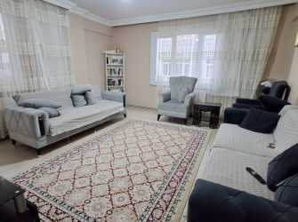 Güngören Merkez'de 1,Kat Geniş 3+1 Kredili Ön Cephe 140 m2 Balkonlu