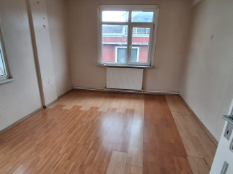 Güngören'de Tek Daireli 4,Kat Arsa Tapulu 2+1 Çift Balkonlu 90 m2 Boş