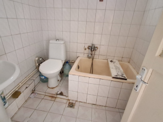 Güngören'de Tek Daireli 4,Kat Arsa Tapulu 2+1 Çift Balkonlu 90 m2 Boş