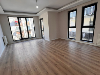 Güngören'de Tramvaya Yakın 2,Kat Sıfır 2+1 Asansörlü 85 m2 Ön Cephe