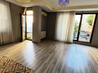 Güngören'de Ebeveyn Banyolu 1,Kat Ön Cephe 2+1 Köşe Balkonlu  85 m2