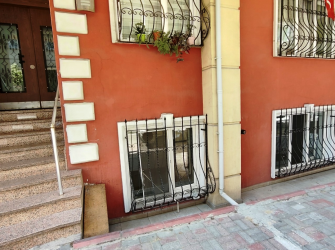 Güngören'de 18 Yıllık Bina Asansörlü 2+1 Geniş Bahçeli 90 m2 Bahçe Katı