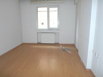 Bakırköy Adliye'nin Karşısı 1,Kat Çift Balkonlu Kiralık 2+1 Daire /İşyeri