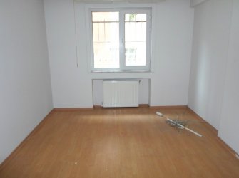 Bakırköy Adliye'nin Karşısı 1,Kat Çift Balkonlu Kiralık 2+1 Daire /İşyeri