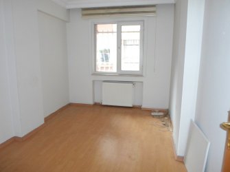 Bakırköy Adliye'nin Karşısı 1,Kat Çift Balkonlu Kiralık 2+1 Daire /İşyeri