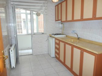 Bakırköy Adliye'nin Karşısı 1,Kat Çift Balkonlu Kiralık 2+1 Daire /İşyeri