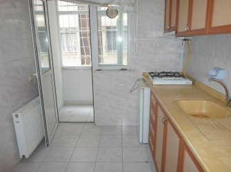 Bakırköy Adliye'nin Karşısı 1,Kat Çift Balkonlu Kiralık 2+1 Daire /İşyeri