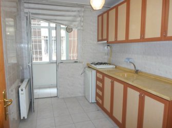 Bakırköy Adliye'nin Karşısı 1,Kat Çift Balkonlu Kiralık 2+1 Daire /İşyeri