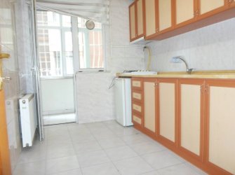 Bakırköy Adliye'nin Karşısı 1,Kat Çift Balkonlu Kiralık 2+1 Daire /İşyeri