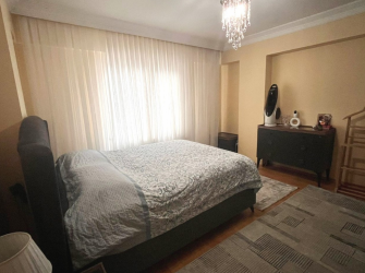 Güngören M.Çakmak'ta 2,Kat Kredili 3+1Ön Cephe 120 m2 Çift Balkonlu