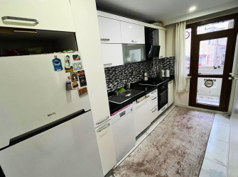 Bahçelievler'de 8 Yıllık Şirinevler Meydana Yakın 4,Kat  Asansörlü 2+1