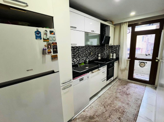 Bahçelievler'de 8 Yıllık Şirinevler Meydana Yakın 4,Kat  Asansörlü 2+1