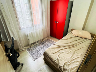 Bahçelievler'de 8 Yıllık Şirinevler Meydana Yakın 4,Kat  Asansörlü 2+1